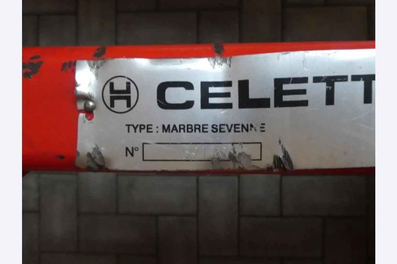 Cerca de 900 conjuntos de julgamento, prateleiras, inventários e outros activos fixos-2