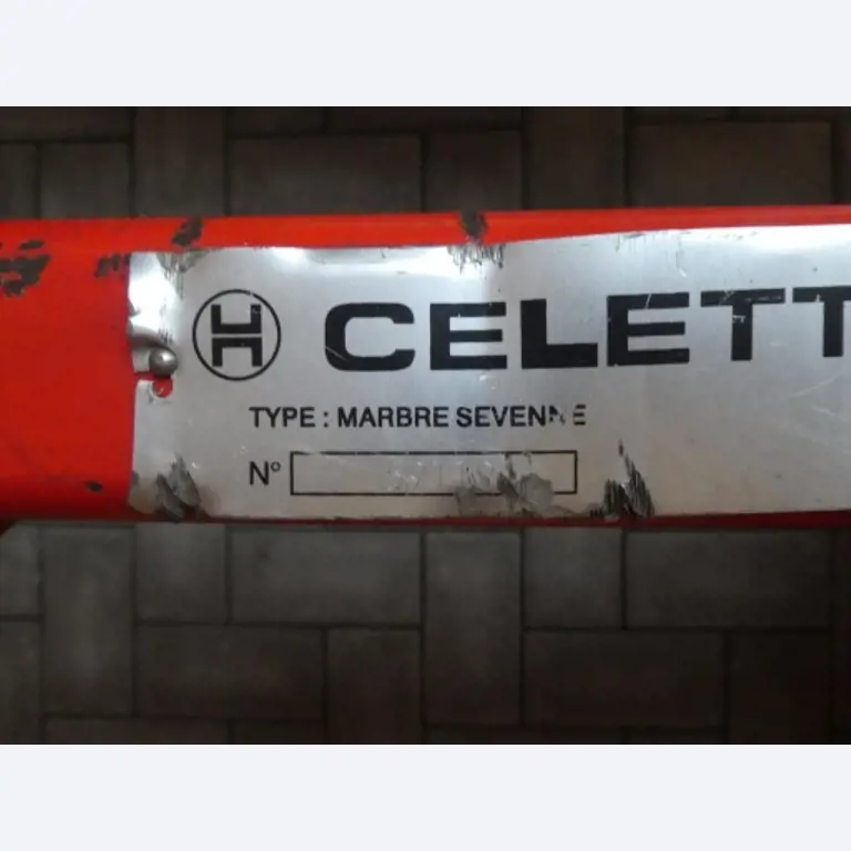 Cerca de 900 conjuntos de julgamento, prateleiras, inventários e outros activos fixos-2