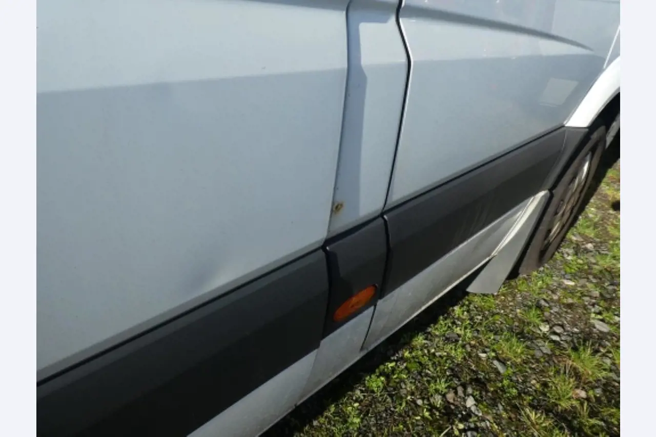 Cerca de 900 conjuntos de julgamento, prateleiras, inventários e outros activos fixos-10