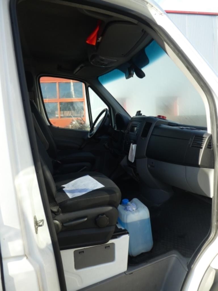 Cerca de 900 conjuntos de julgamento, prateleiras, inventários e outros activos fixos-11