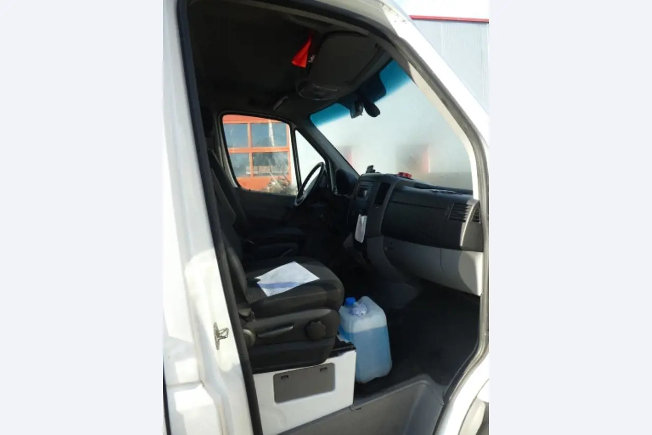 Cerca de 900 conjuntos de julgamento, prateleiras, inventários e outros activos fixos-11