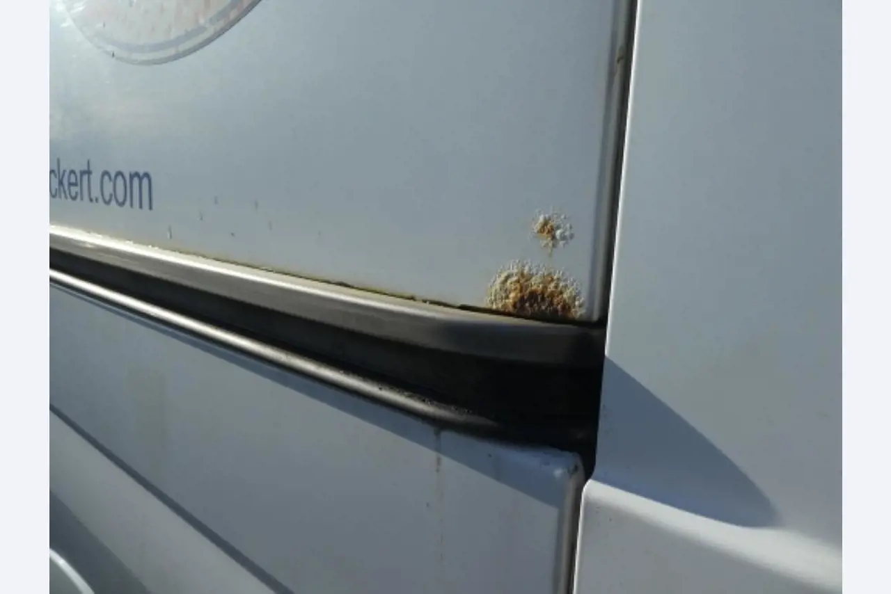 Cerca de 900 conjuntos de julgamento, prateleiras, inventários e outros activos fixos-12