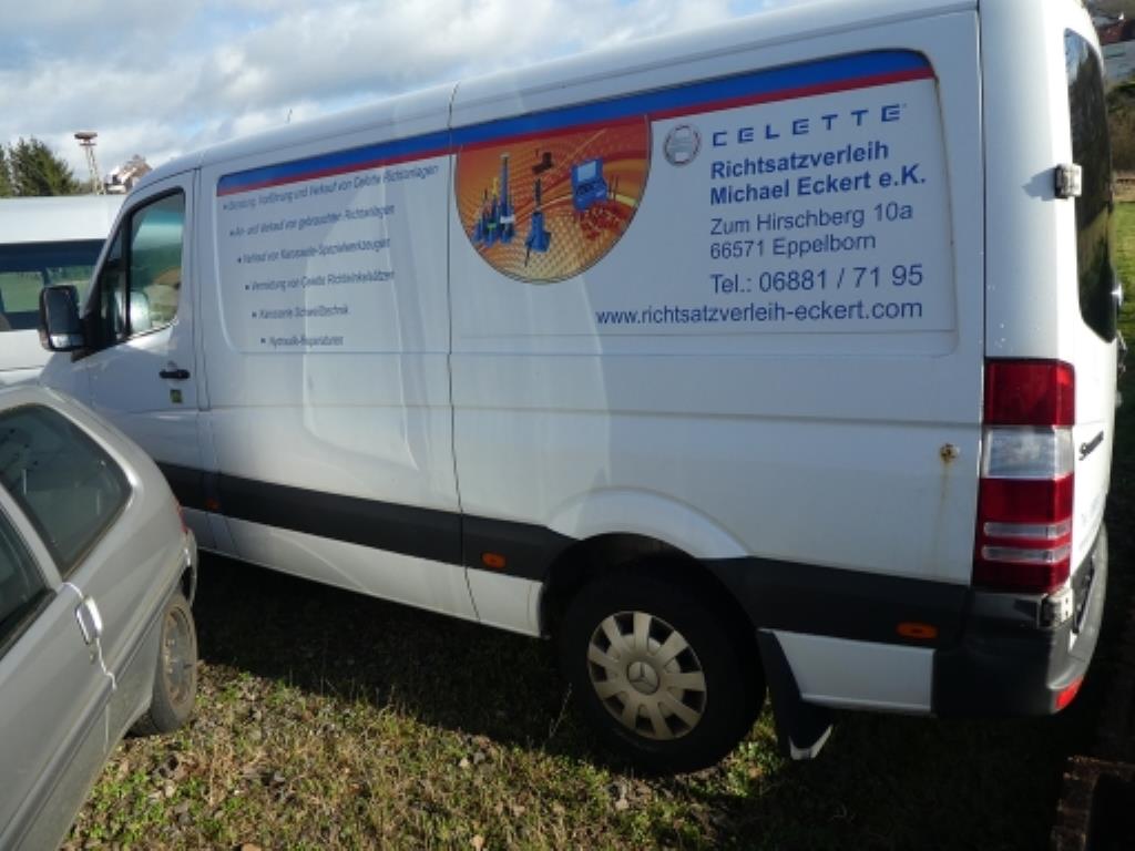 Cerca de 900 conjuntos de julgamento, prateleiras, inventários e outros activos fixos-13