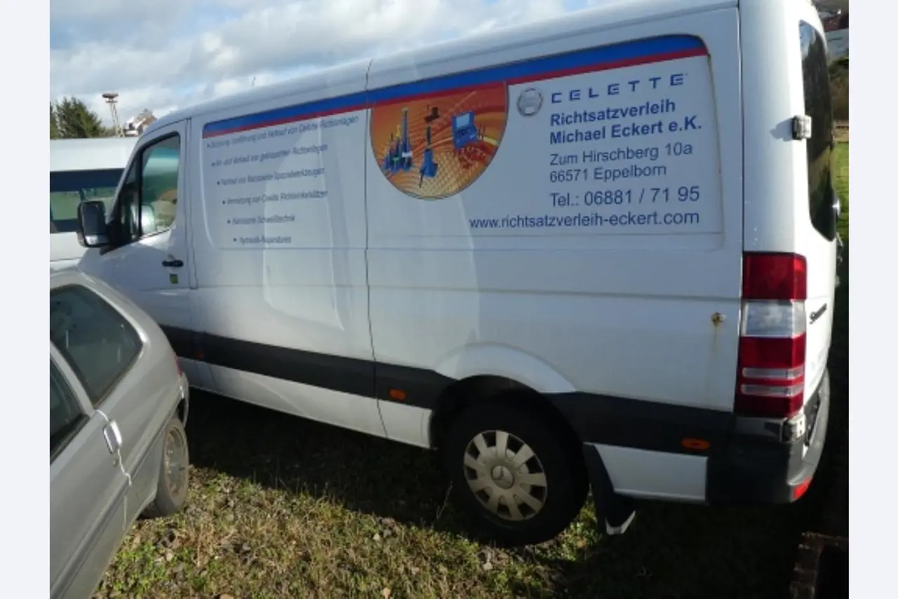 Cerca de 900 conjuntos de julgamento, prateleiras, inventários e outros activos fixos-13