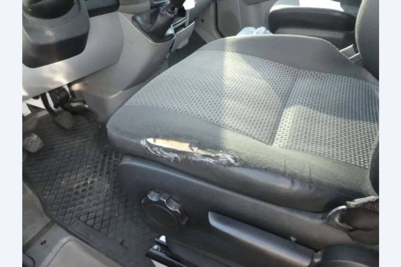 Cerca de 900 conjuntos de julgamento, prateleiras, inventários e outros activos fixos-14