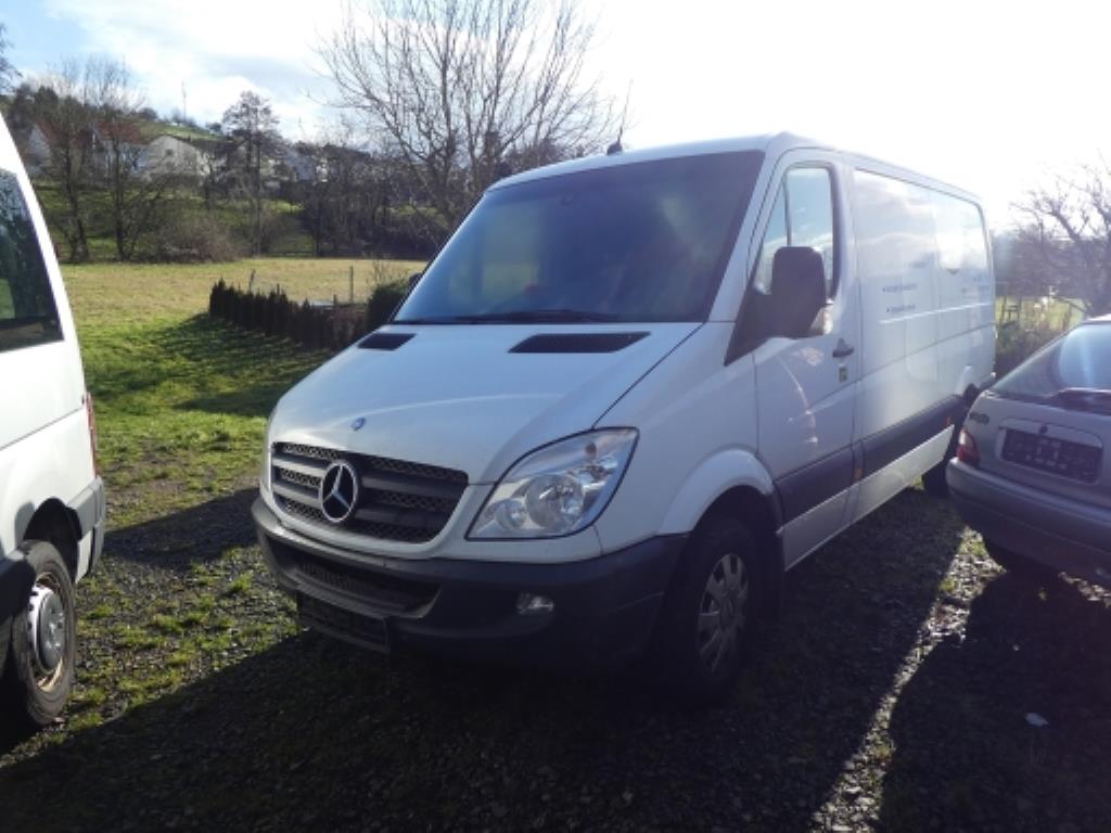 Cerca de 900 conjuntos de julgamento, prateleiras, inventários e outros activos fixos-15