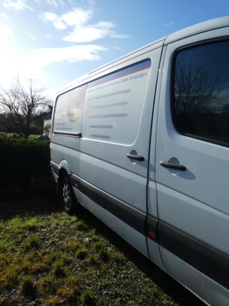 Cerca de 900 conjuntos de julgamento, prateleiras, inventários e outros activos fixos-16