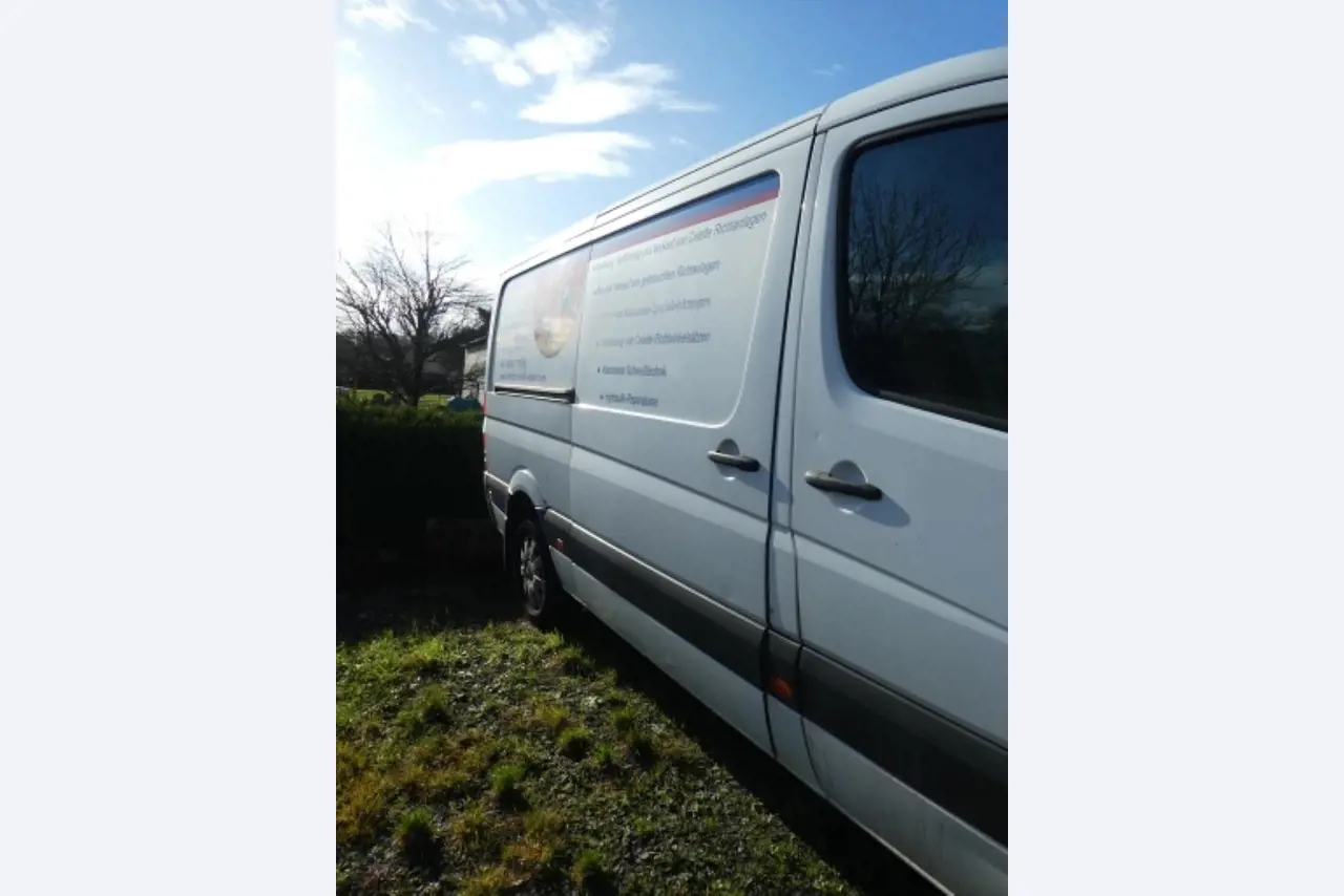 Cerca de 900 conjuntos de julgamento, prateleiras, inventários e outros activos fixos-16