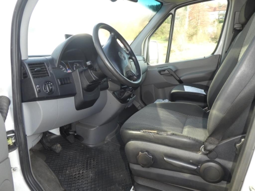 Cerca de 900 conjuntos de julgamento, prateleiras, inventários e outros activos fixos-17