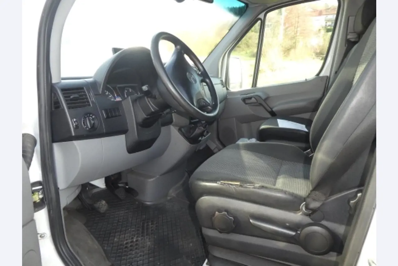 Cerca de 900 conjuntos de julgamento, prateleiras, inventários e outros activos fixos-17