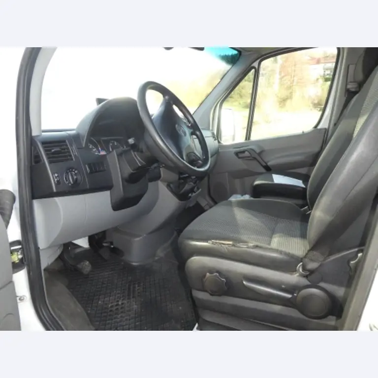 Cerca de 900 conjuntos de julgamento, prateleiras, inventários e outros activos fixos-17