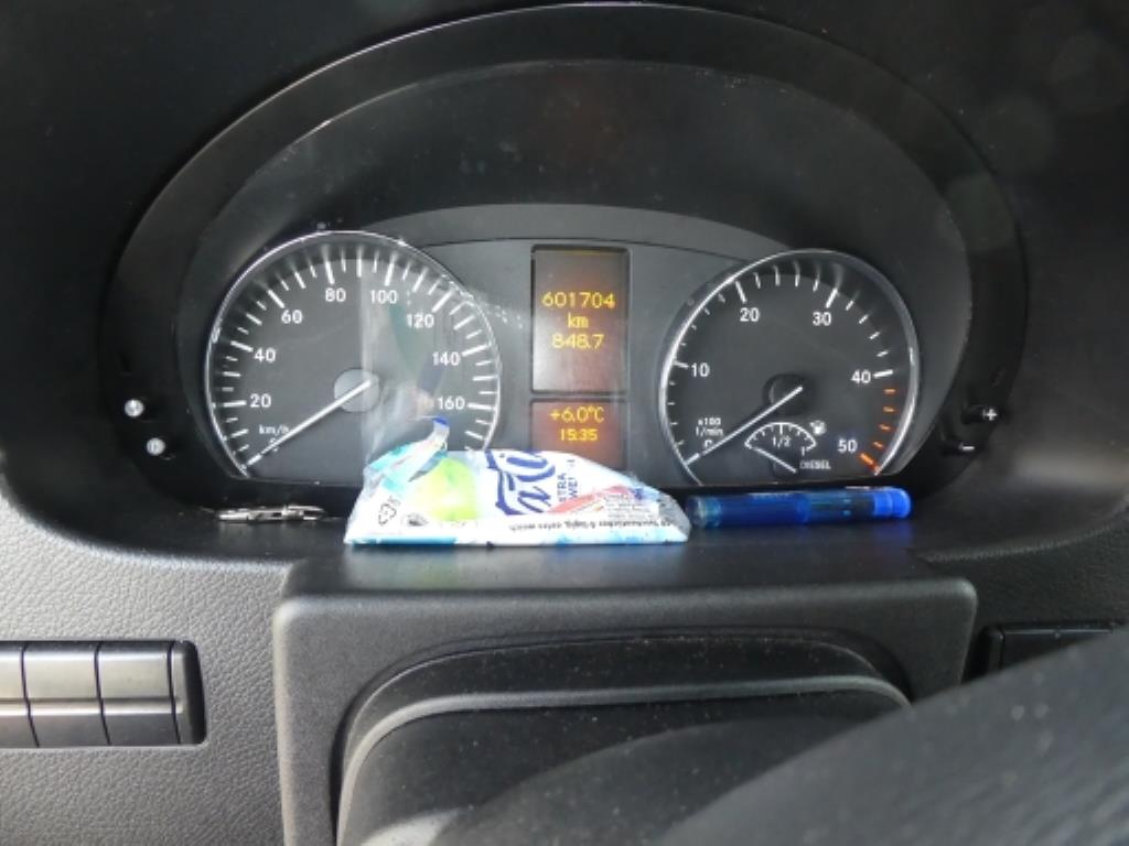 Cerca de 900 conjuntos de julgamento, prateleiras, inventários e outros activos fixos-18