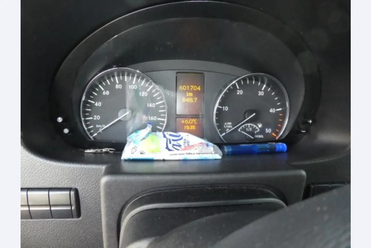 Cerca de 900 conjuntos de julgamento, prateleiras, inventários e outros activos fixos-18