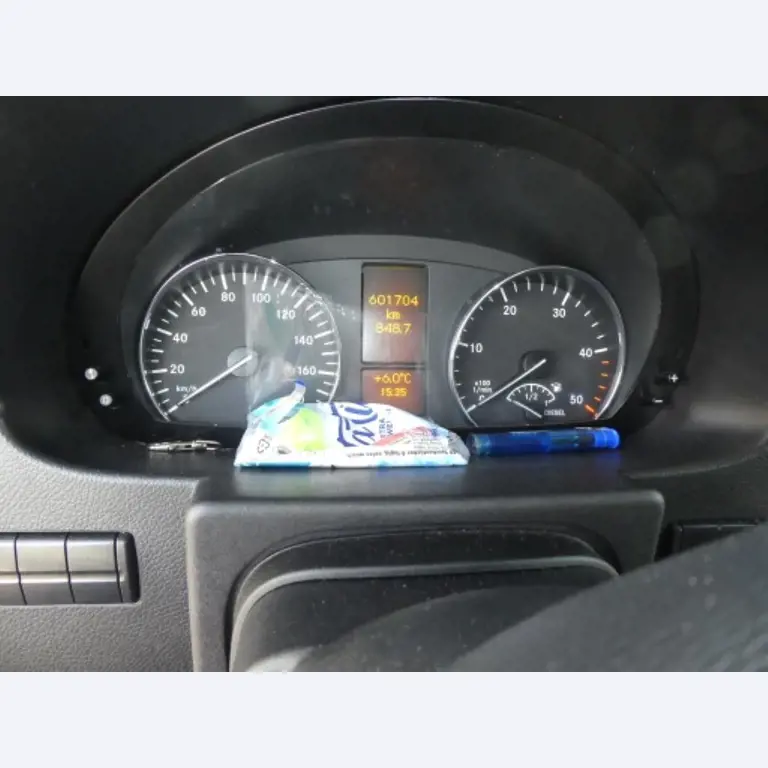 Cerca de 900 conjuntos de julgamento, prateleiras, inventários e outros activos fixos-18