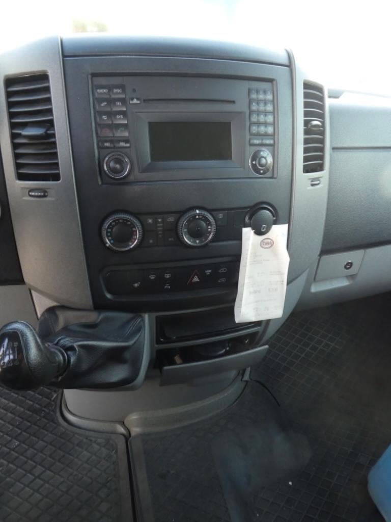 Cerca de 900 conjuntos de julgamento, prateleiras, inventários e outros activos fixos-19