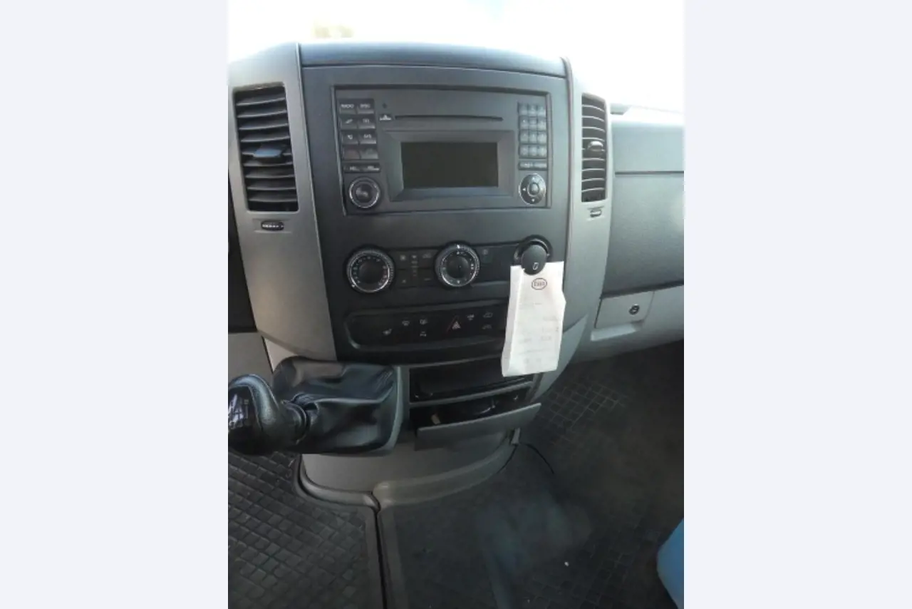 Cerca de 900 conjuntos de julgamento, prateleiras, inventários e outros activos fixos-19