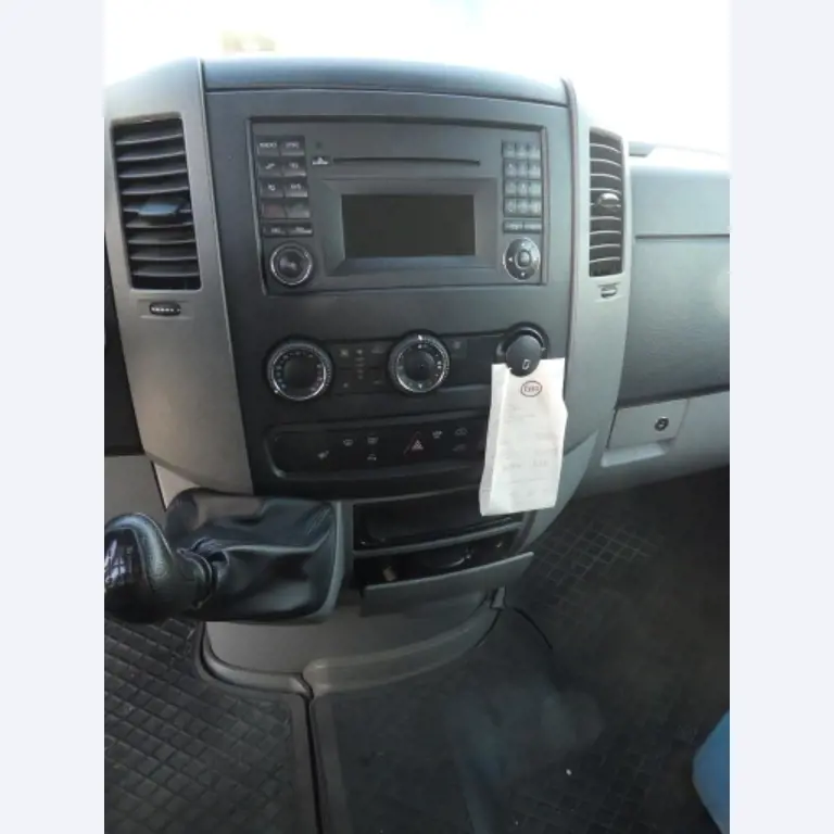 Cerca de 900 conjuntos de julgamento, prateleiras, inventários e outros activos fixos-19