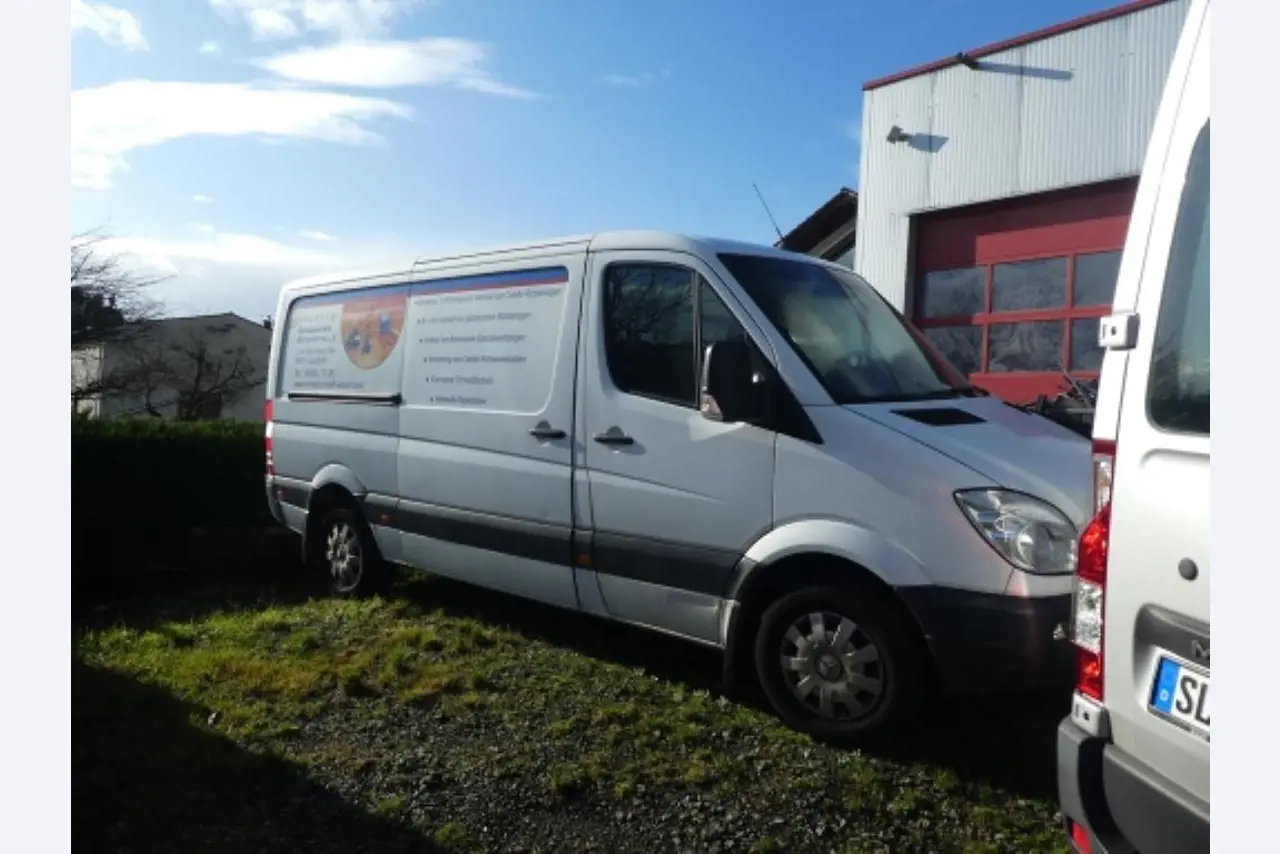 Cerca de 900 conjuntos de julgamento, prateleiras, inventários e outros activos fixos-1