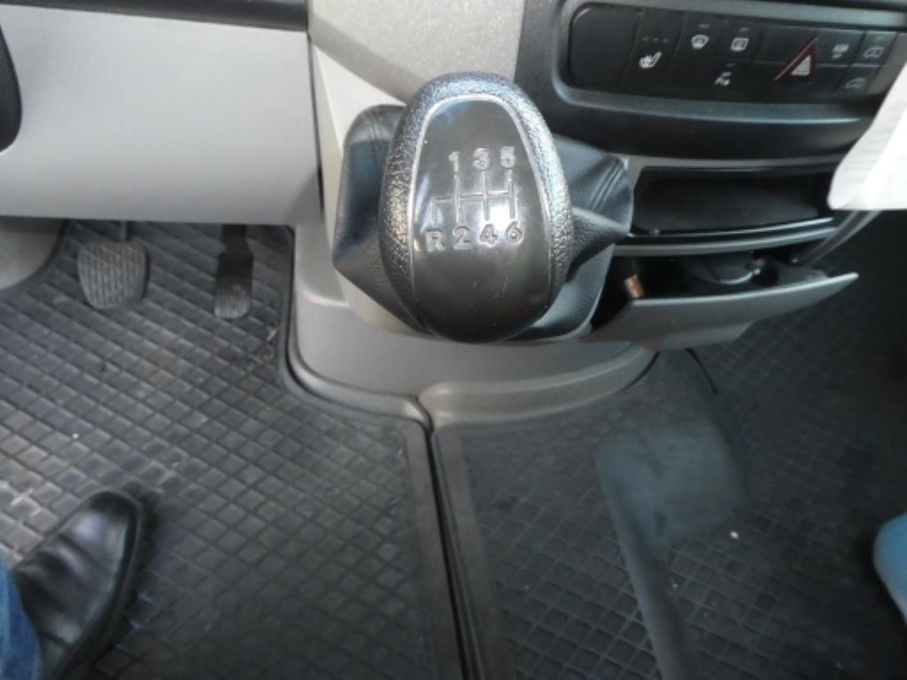 Cerca de 900 conjuntos de julgamento, prateleiras, inventários e outros activos fixos-20