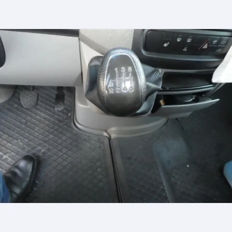 Cerca de 900 conjuntos de julgamento, prateleiras, inventários e outros activos fixos-20