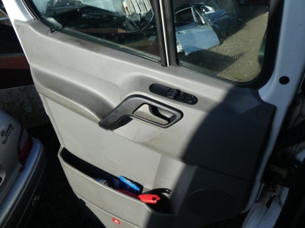 Cerca de 900 conjuntos de julgamento, prateleiras, inventários e outros activos fixos-21