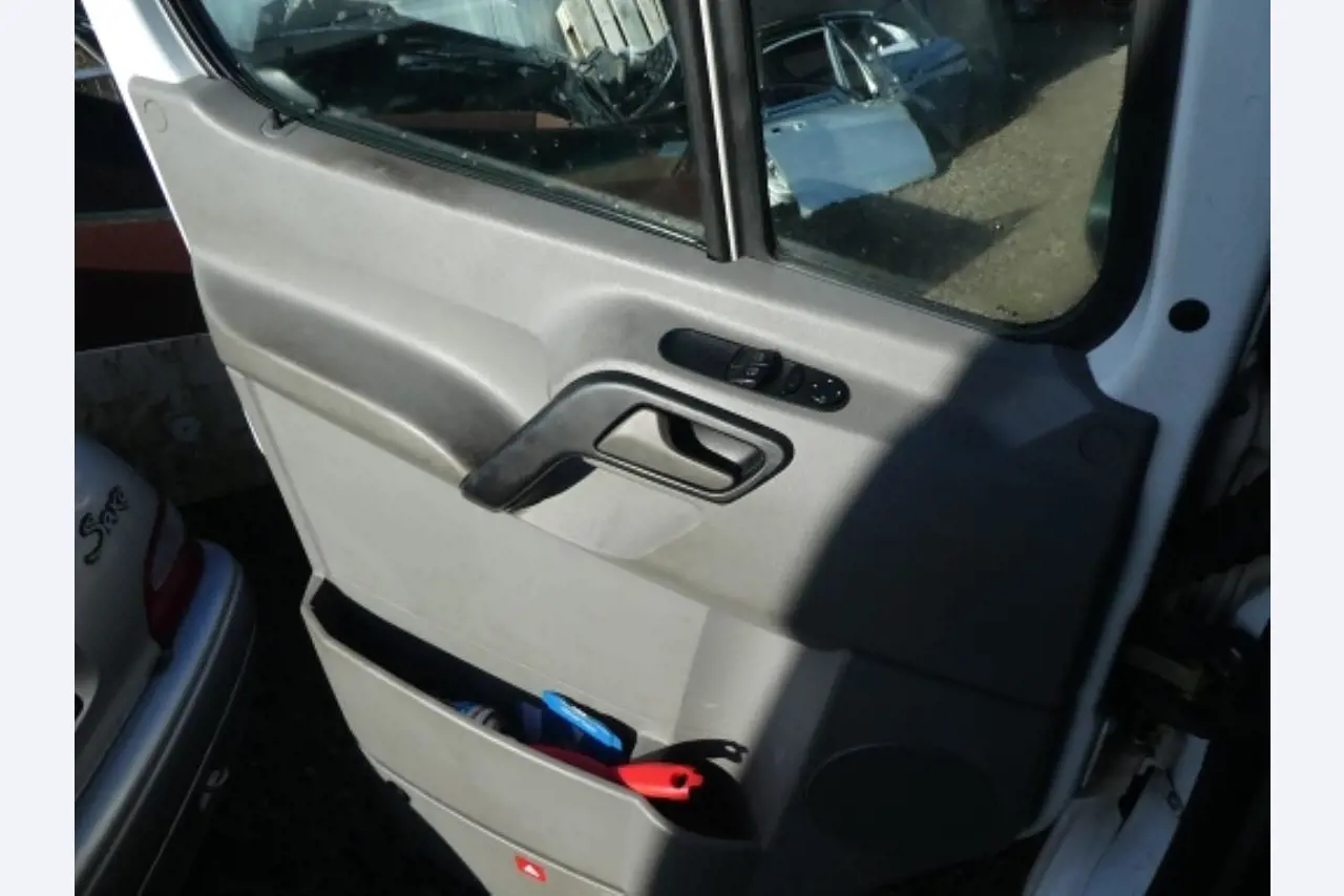 Cerca de 900 conjuntos de julgamento, prateleiras, inventários e outros activos fixos-21