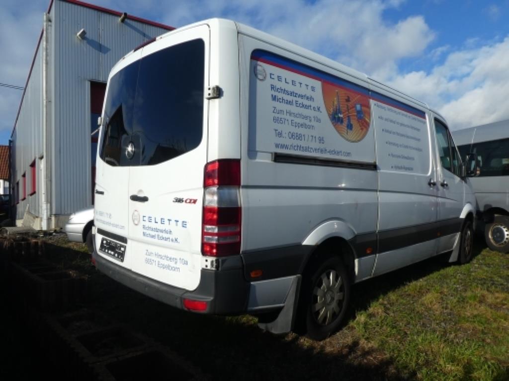 Cerca de 900 conjuntos de julgamento, prateleiras, inventários e outros activos fixos-2