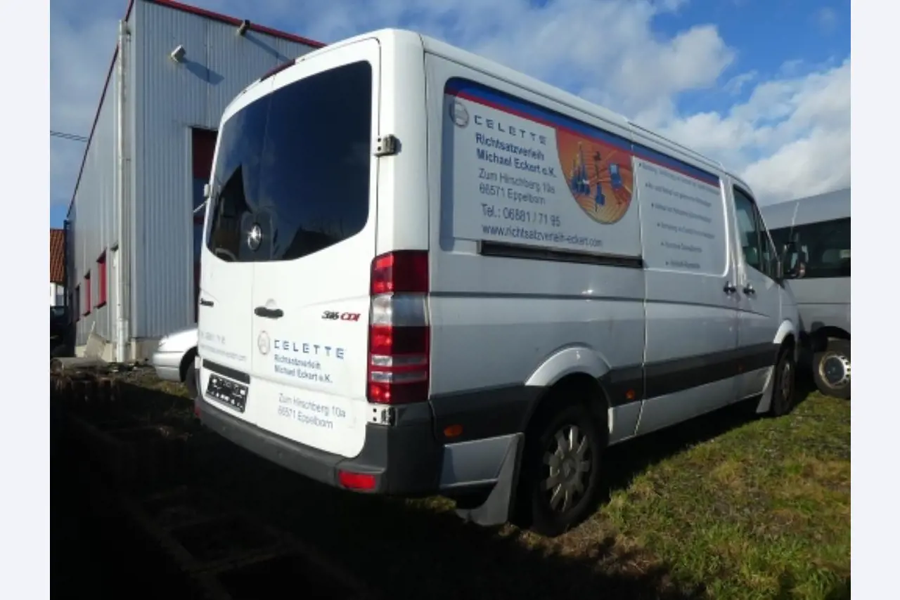 Cerca de 900 conjuntos de julgamento, prateleiras, inventários e outros activos fixos-2