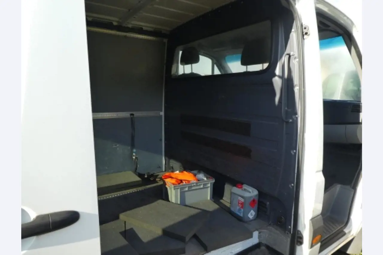 Cerca de 900 conjuntos de julgamento, prateleiras, inventários e outros activos fixos-3