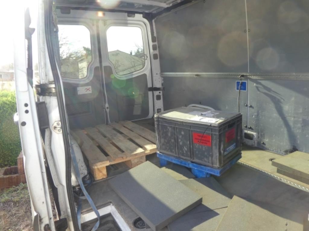 Cerca de 900 conjuntos de julgamento, prateleiras, inventários e outros activos fixos-4