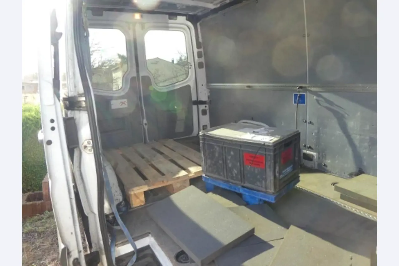 Cerca de 900 conjuntos de julgamento, prateleiras, inventários e outros activos fixos-4