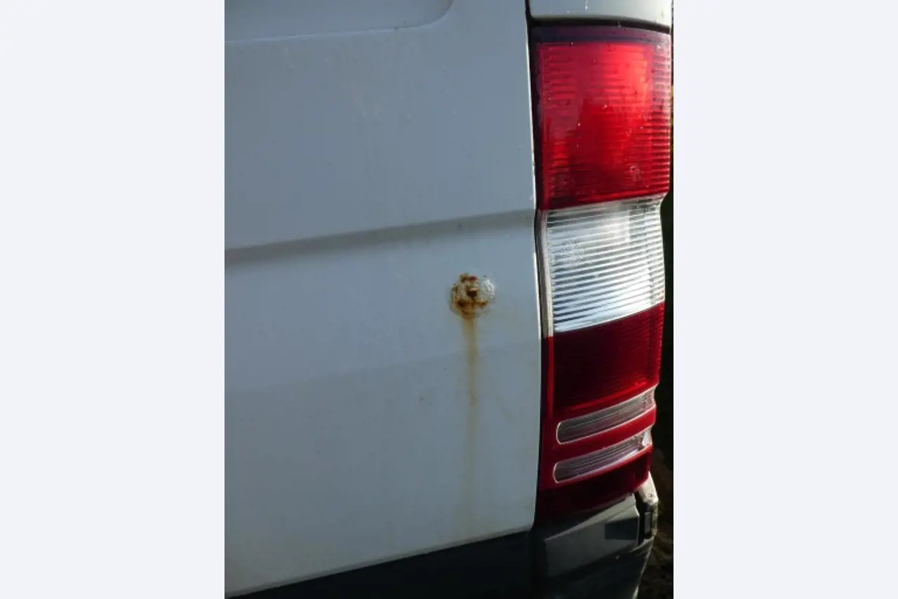 Cerca de 900 conjuntos de julgamento, prateleiras, inventários e outros activos fixos-5