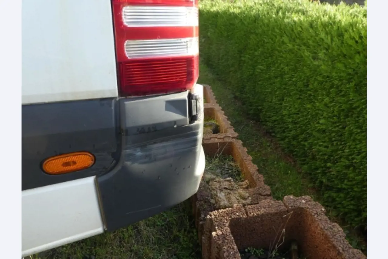 Cerca de 900 conjuntos de julgamento, prateleiras, inventários e outros activos fixos-6