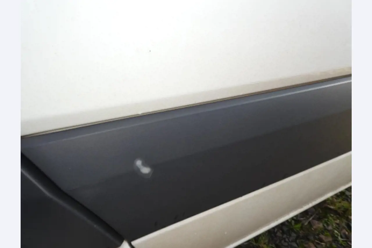 Cerca de 900 conjuntos de julgamento, prateleiras, inventários e outros activos fixos-7