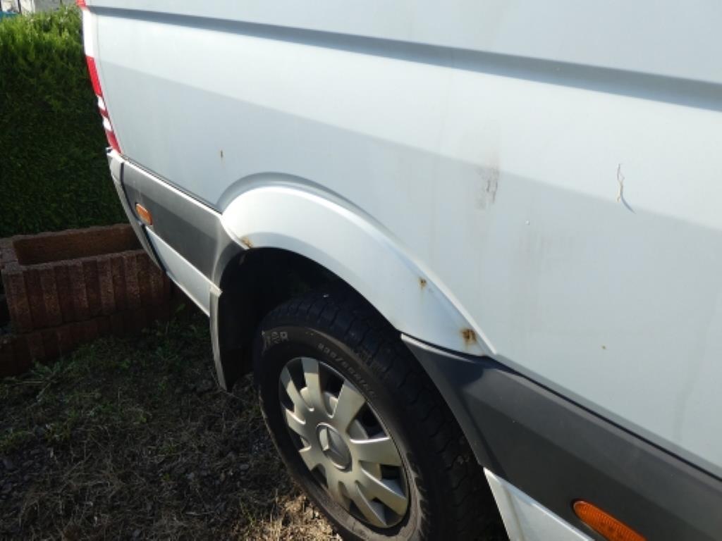 Cerca de 900 conjuntos de julgamento, prateleiras, inventários e outros activos fixos-9