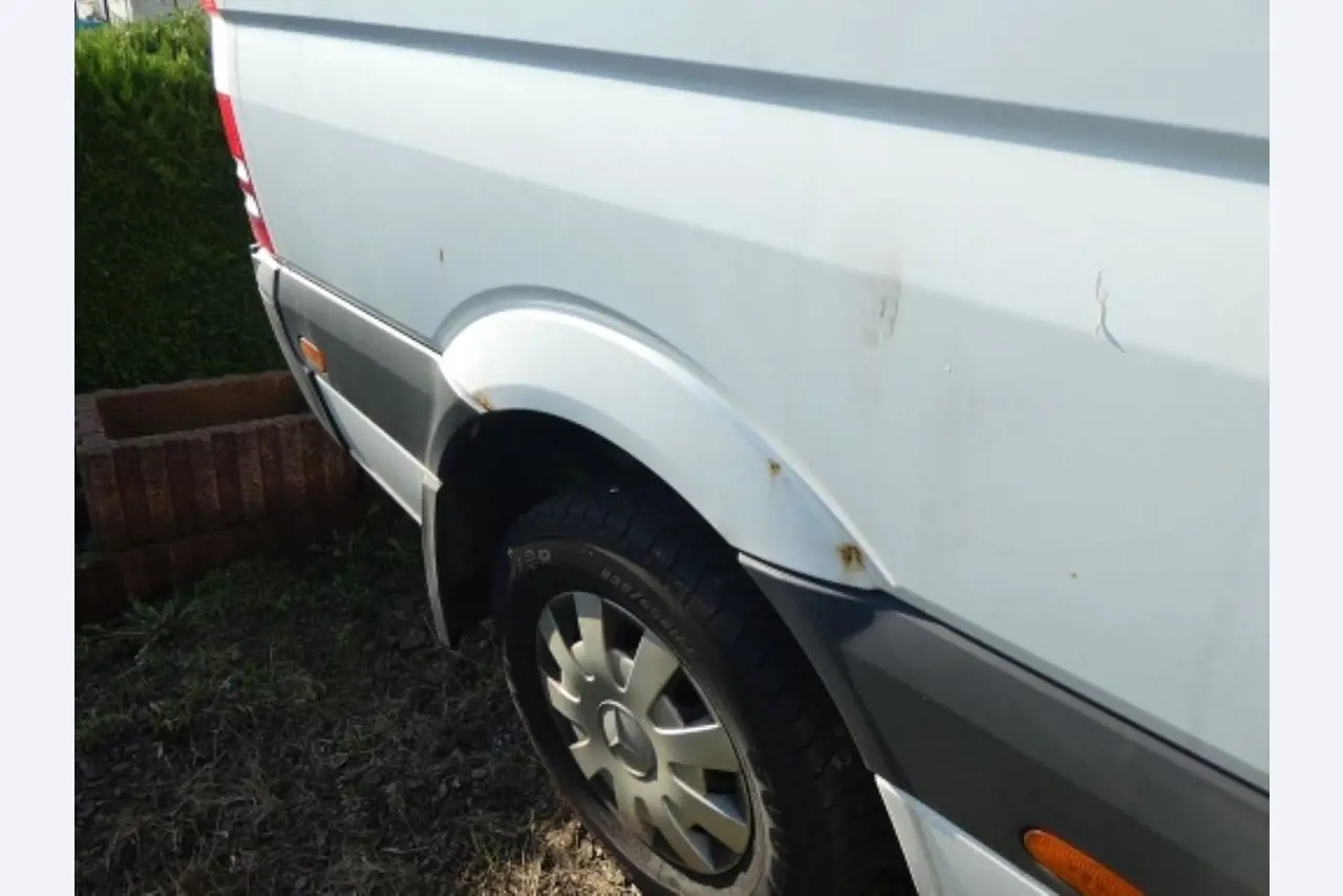 Cerca de 900 conjuntos de julgamento, prateleiras, inventários e outros activos fixos-9