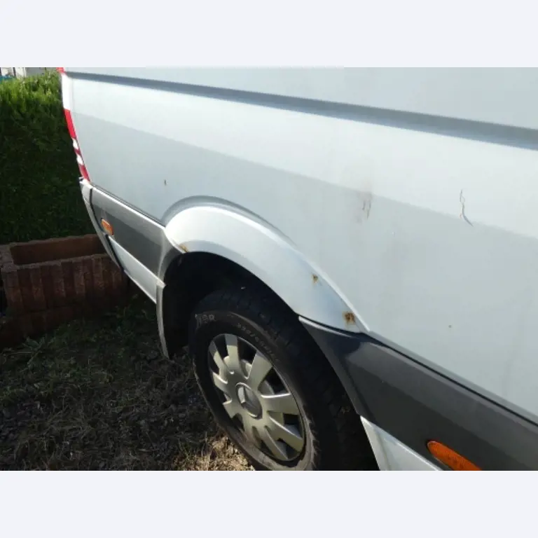 Cerca de 900 conjuntos de julgamento, prateleiras, inventários e outros activos fixos-9