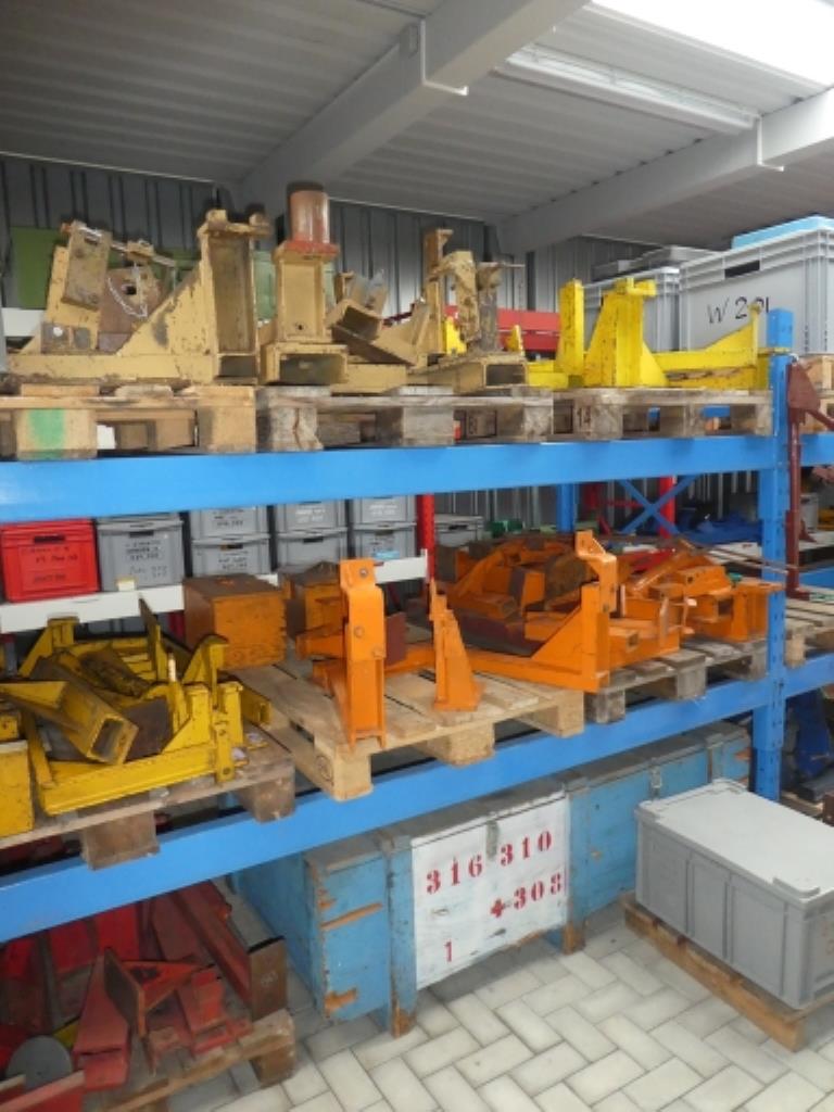 environ 900 kits de rangement, étagères, stocks de marchandises et autres immobilisations-10