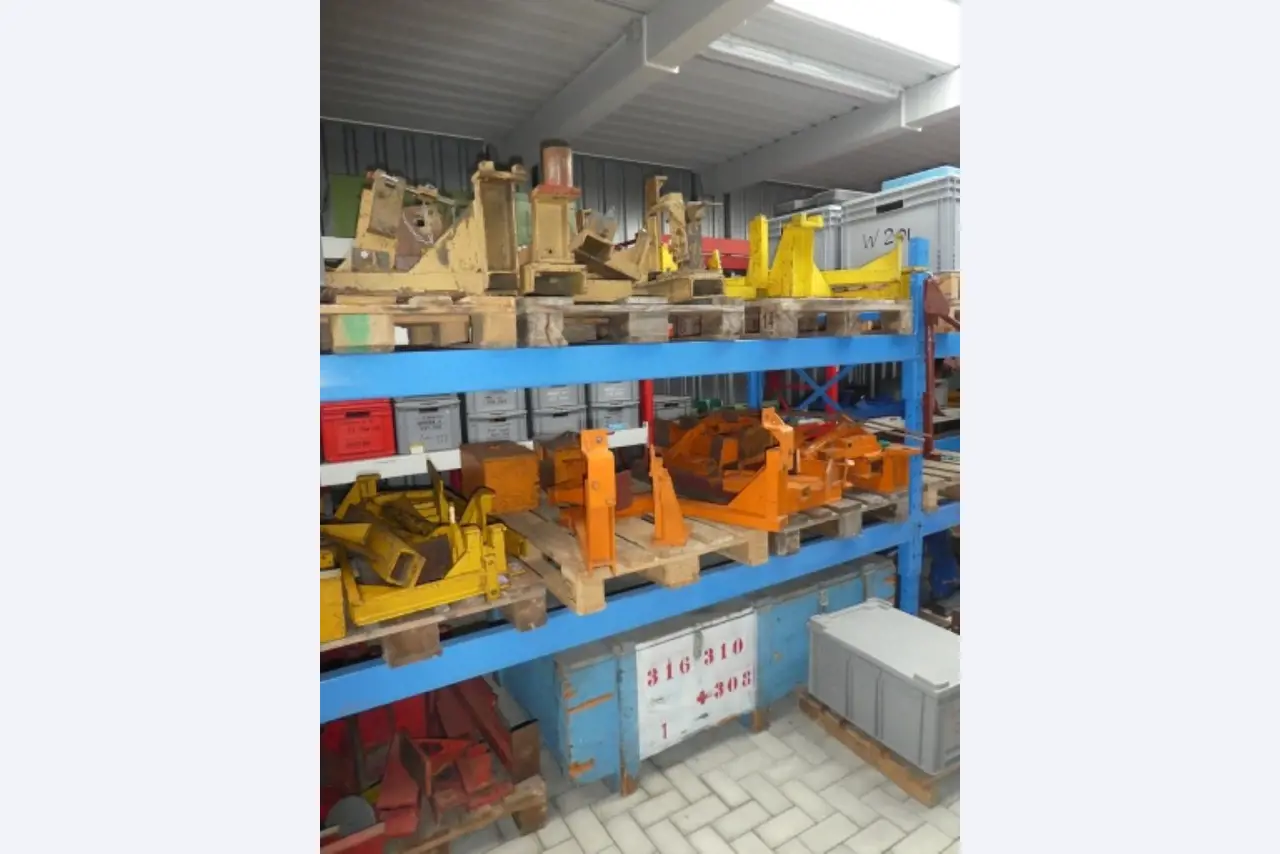 Cerca de 900 conjuntos de julgamento, prateleiras, inventários e outros activos fixos-10