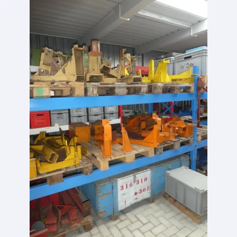 Cerca de 900 conjuntos de julgamento, prateleiras, inventários e outros activos fixos-10