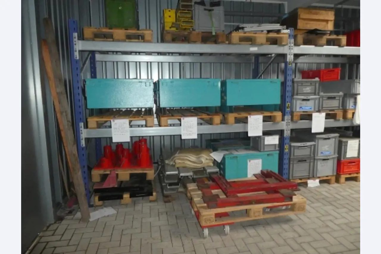 Cerca de 900 conjuntos de julgamento, prateleiras, inventários e outros activos fixos-11