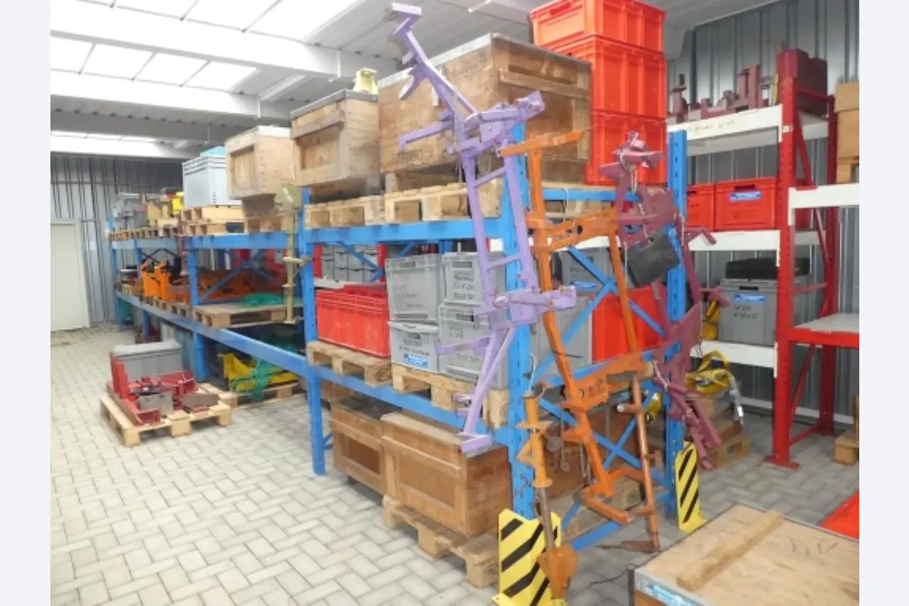 Cerca de 900 conjuntos de julgamento, prateleiras, inventários e outros activos fixos-12