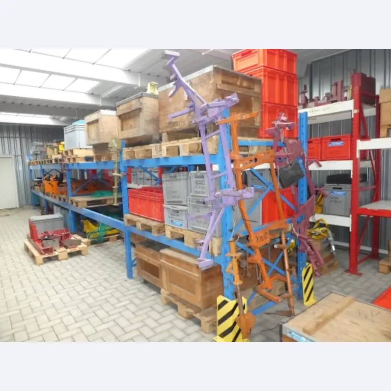 Cerca de 900 conjuntos de julgamento, prateleiras, inventários e outros activos fixos-12