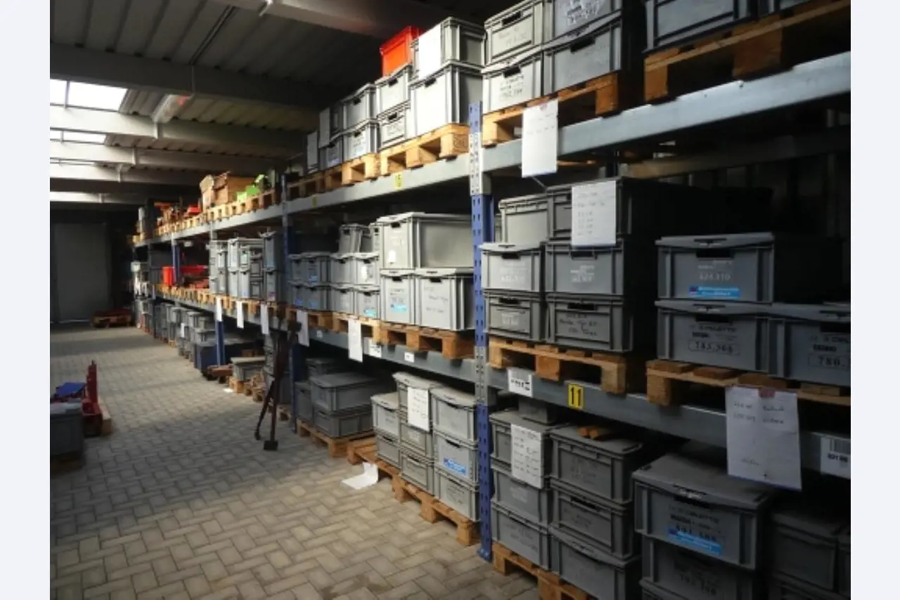 Cerca de 900 conjuntos de julgamento, prateleiras, inventários e outros activos fixos-1