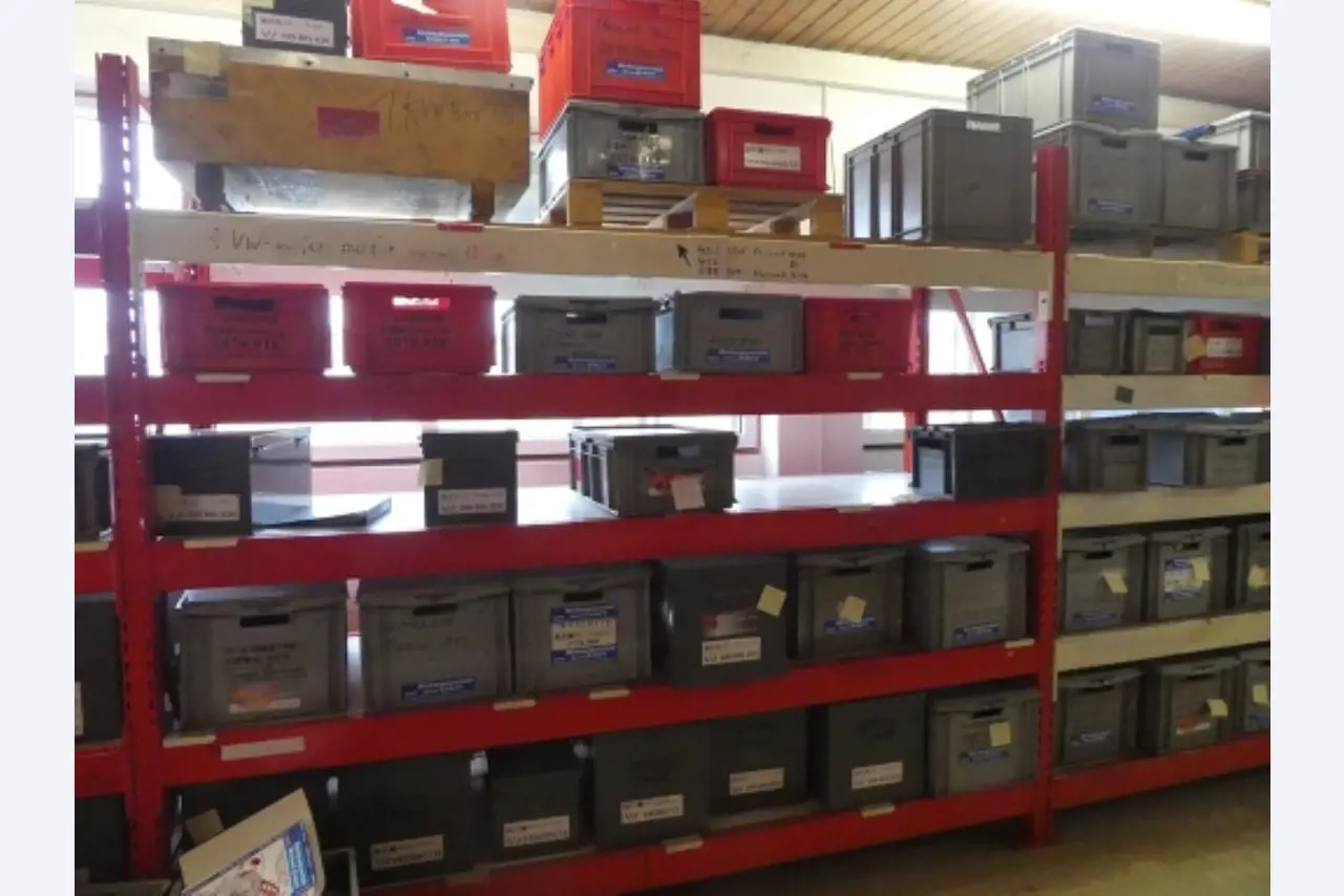 Cerca de 900 conjuntos de julgamento, prateleiras, inventários e outros activos fixos-2