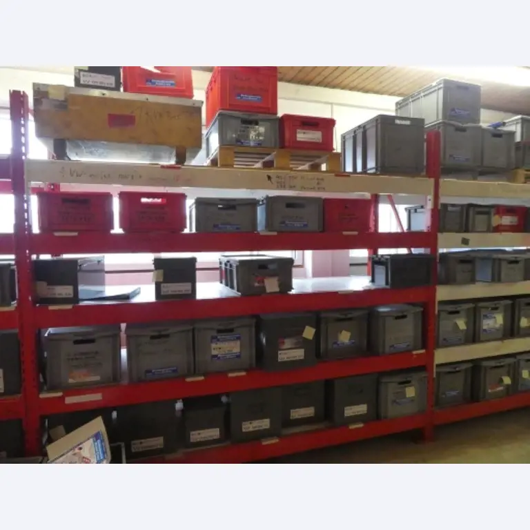 Cerca de 900 conjuntos de julgamento, prateleiras, inventários e outros activos fixos-2