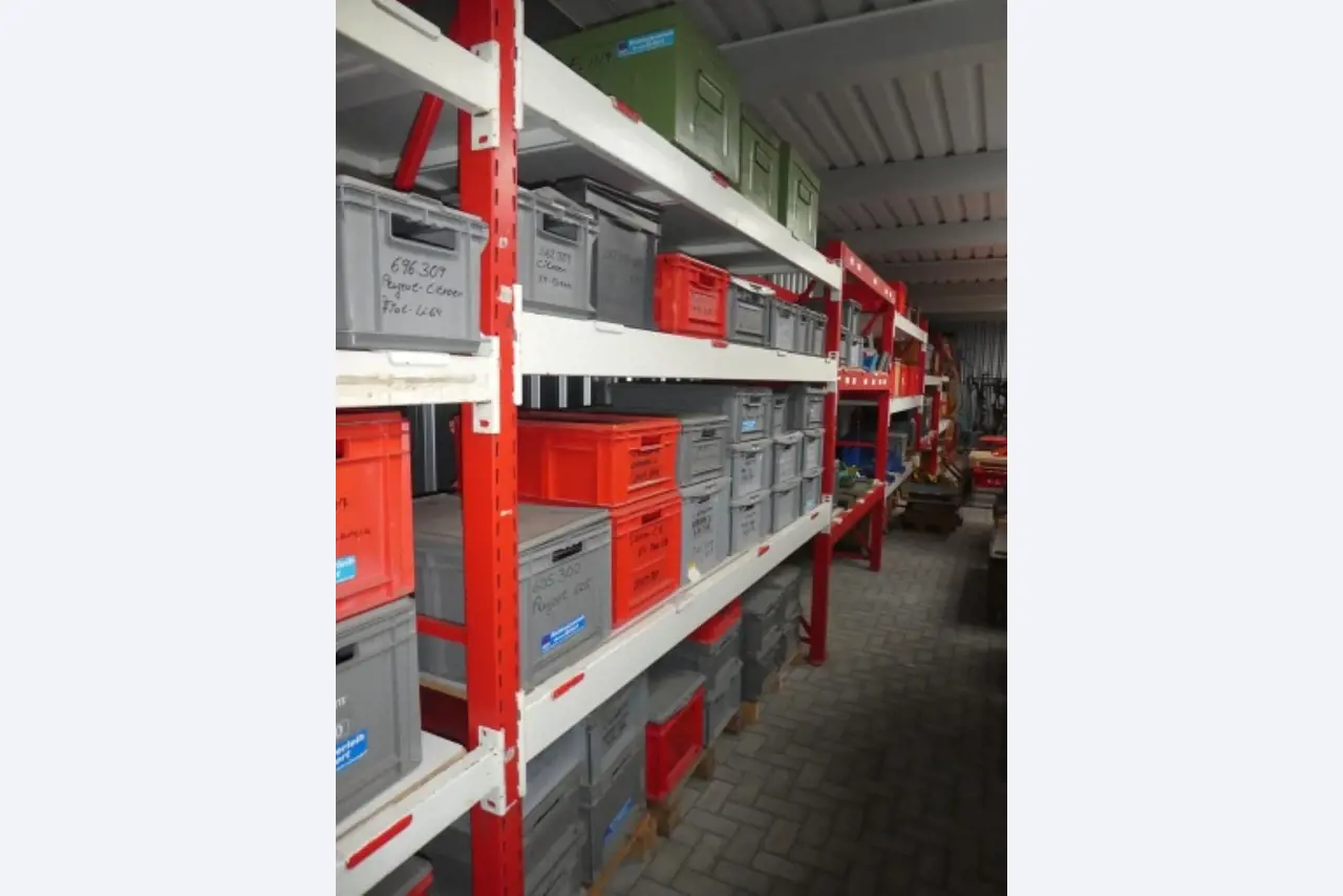 Cerca de 900 conjuntos de julgamento, prateleiras, inventários e outros activos fixos-3