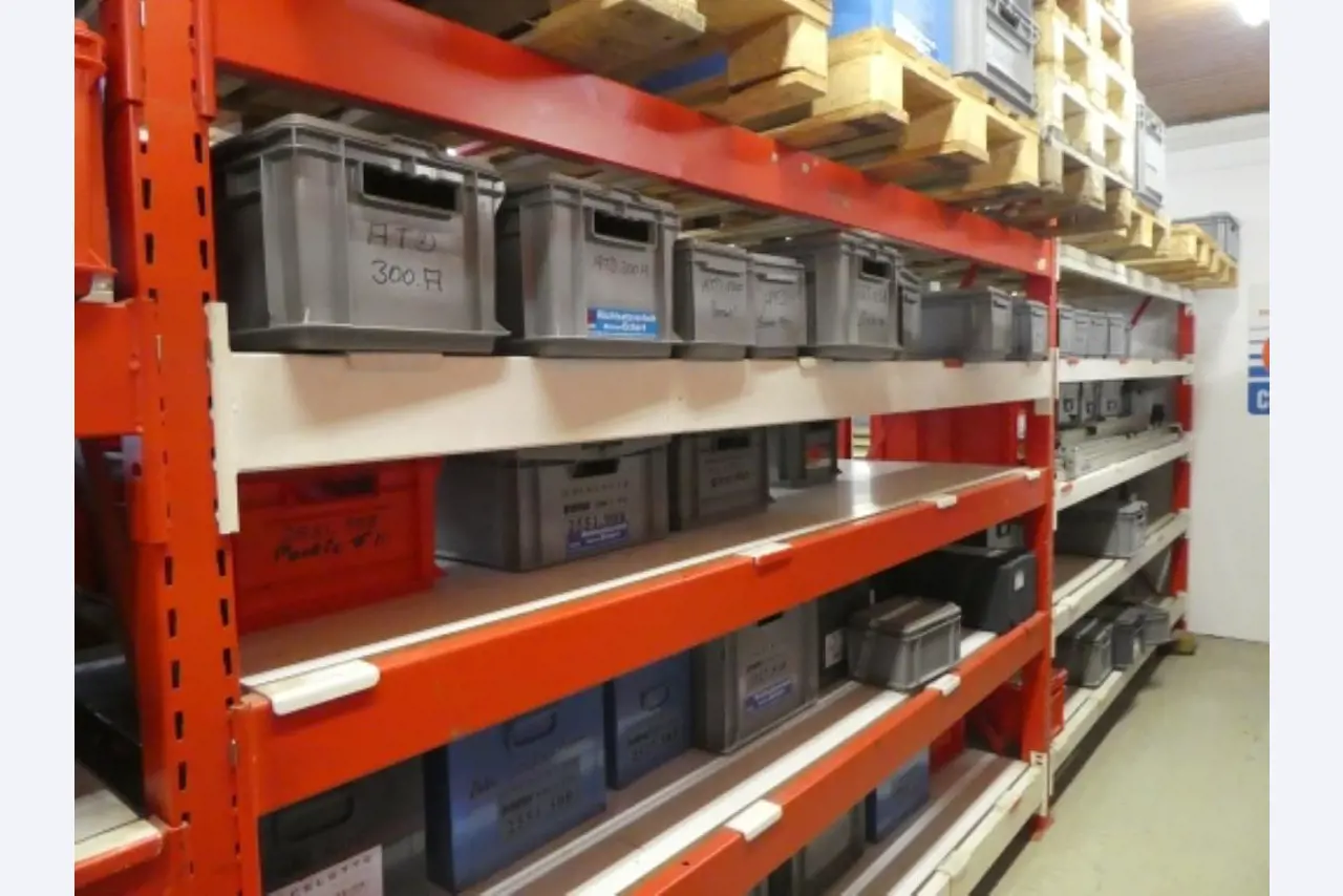 Cerca de 900 conjuntos de julgamento, prateleiras, inventários e outros activos fixos-5