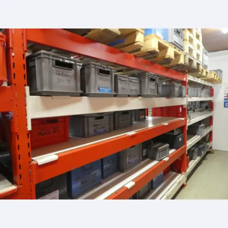 Cerca de 900 conjuntos de julgamento, prateleiras, inventários e outros activos fixos-5