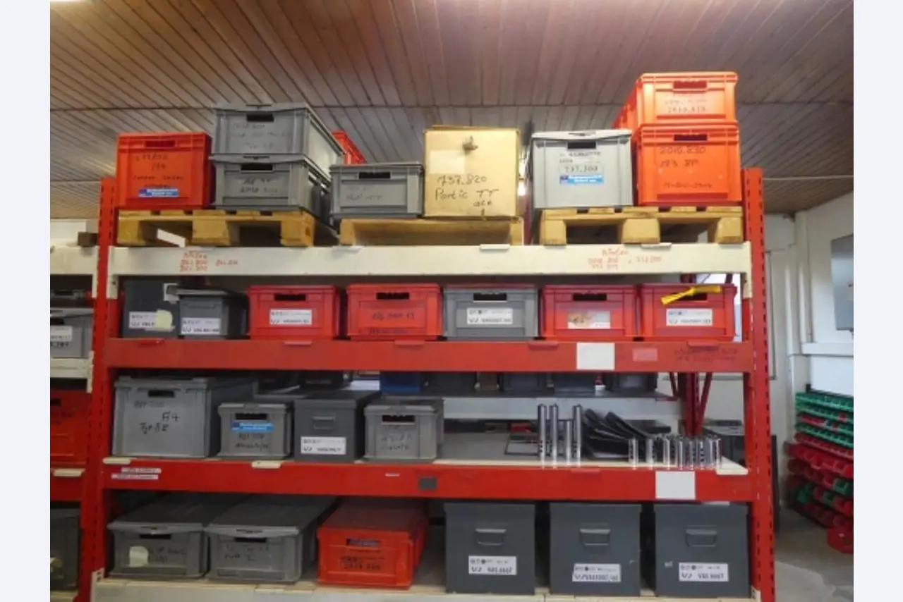 Cerca de 900 conjuntos de julgamento, prateleiras, inventários e outros activos fixos-6